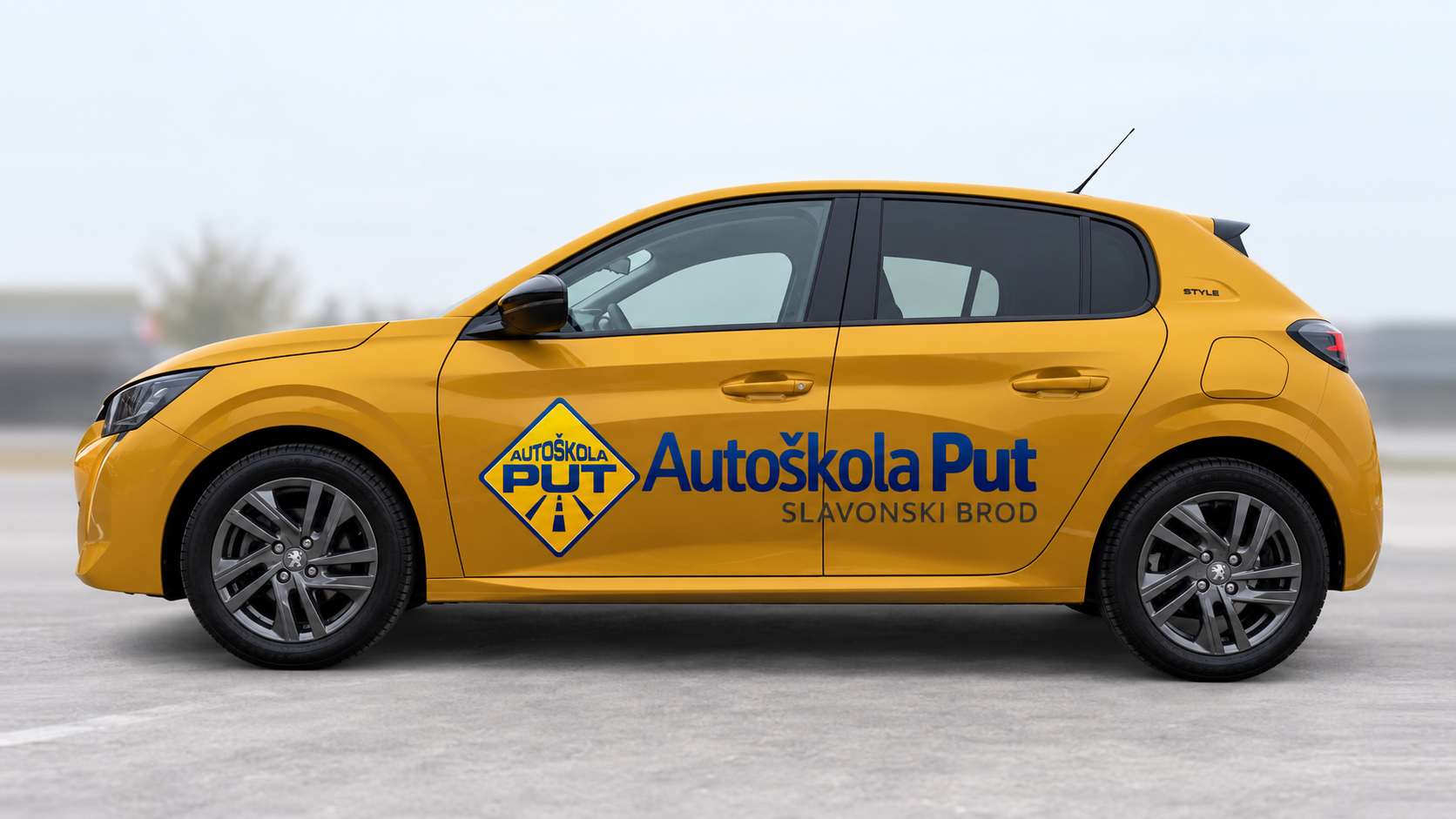 Žuti Peugeot 208 Autoškole PUT